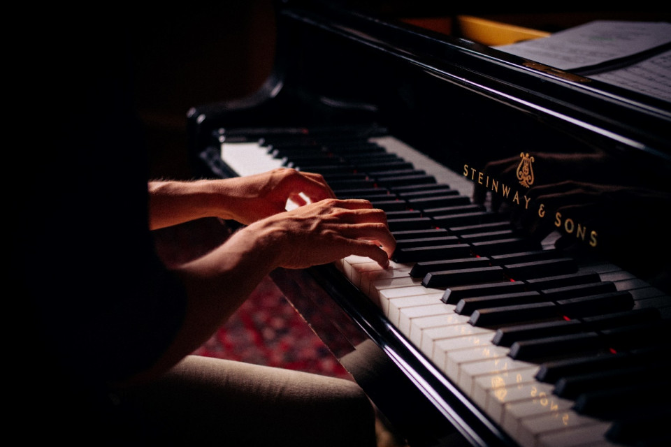 Une image contenant musique, piano, instrument de musique, clavier

Description générée automatiquement