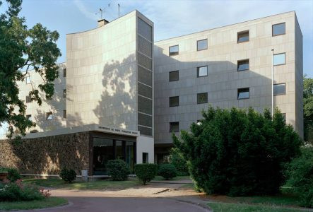 Une image contenant plein air, bâtiment, arbre, ciel

Description générée automatiquement